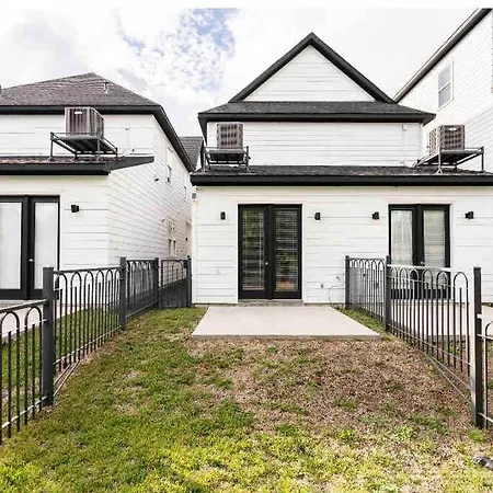 Urban Chic Living Minutes To I-45 And I-610 #B Villa